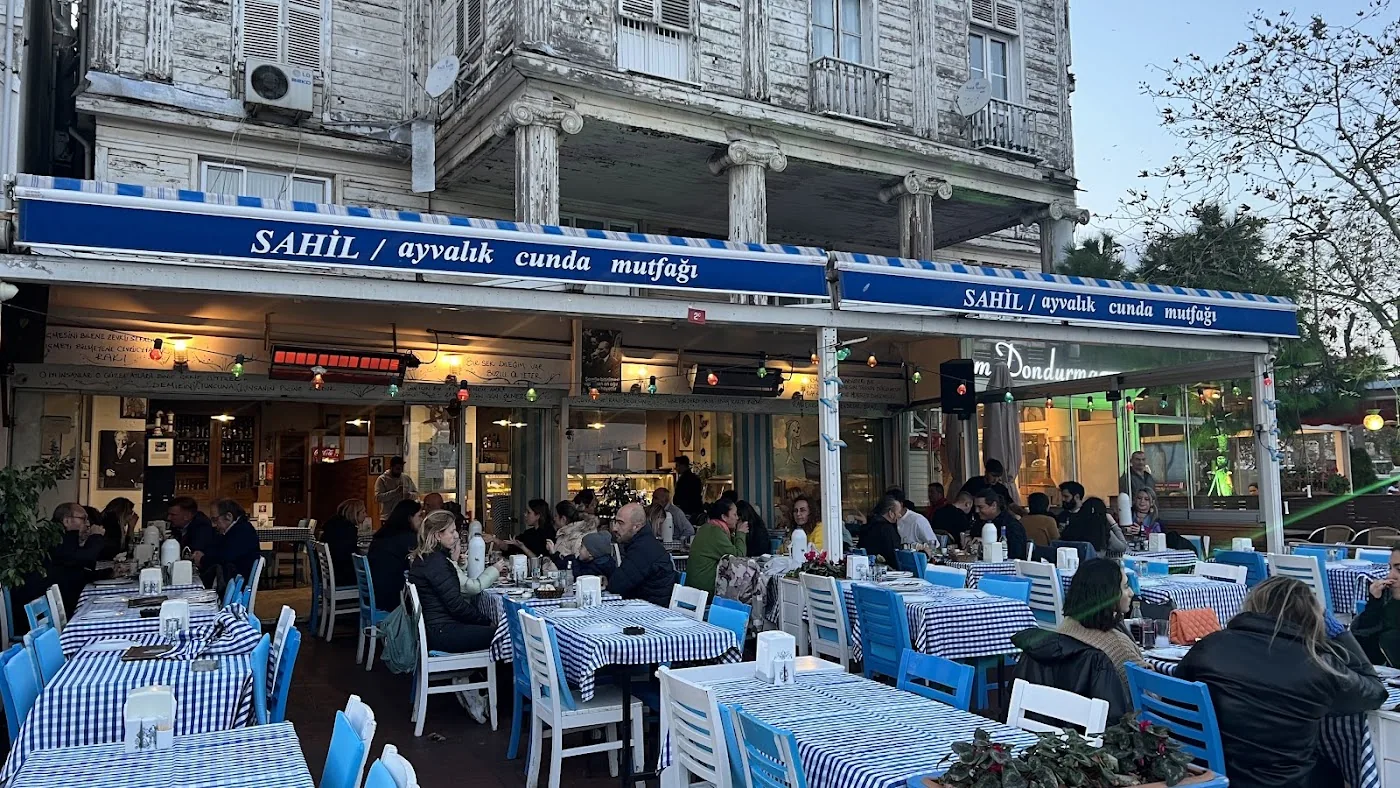 Burgazada Sahil Ayvalık Cunda Mutfağı Mekan Ambiyansı ve Oturma Alanı