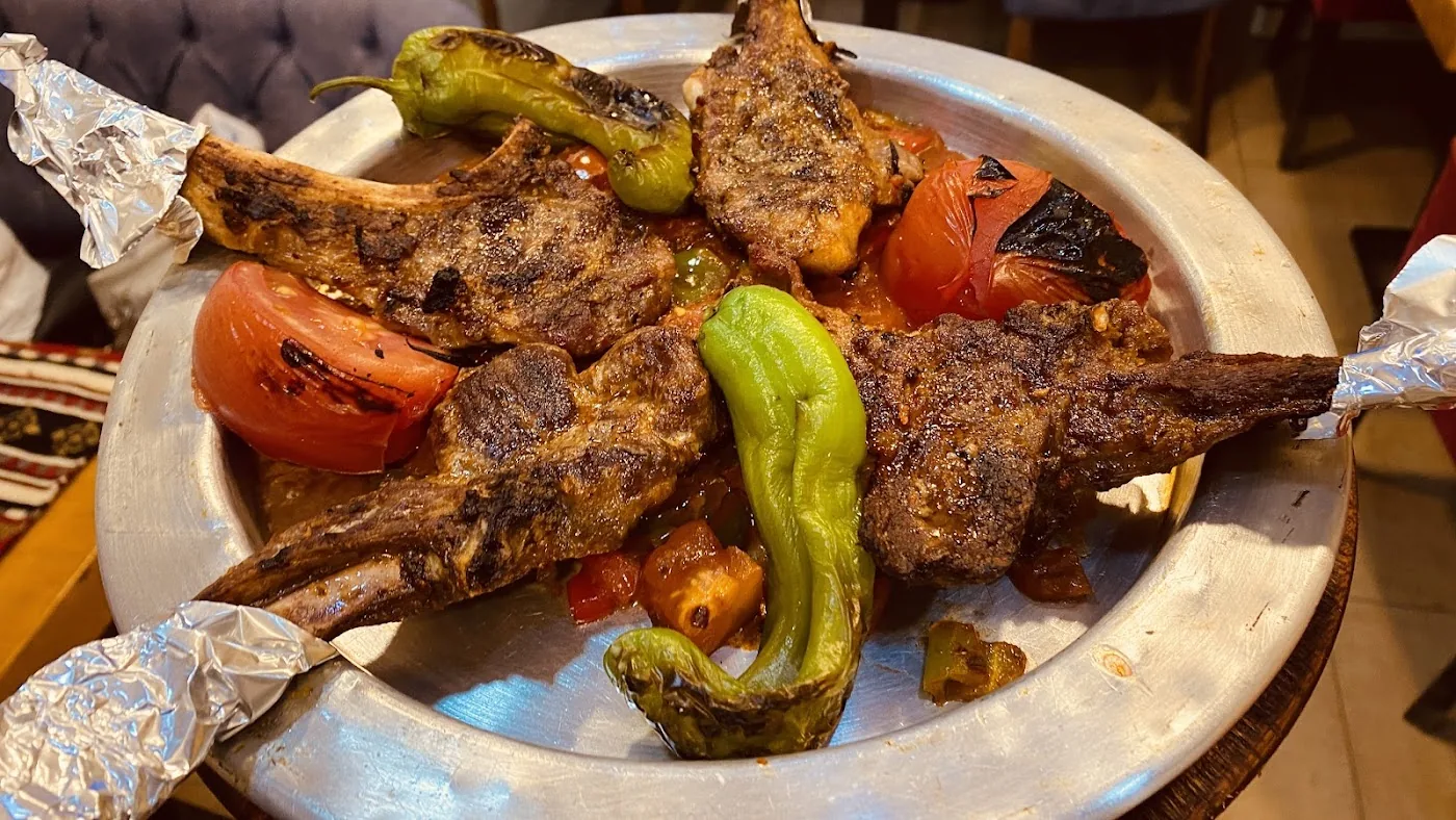 Tarihin Kalbinde Bir Lezzet Şöleni: Old Konak Cafe Restaurant Kapsamlı Mekan ve Menü İncelemesi