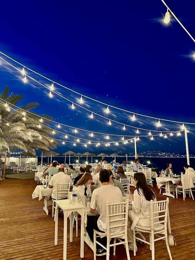 Teos Kınalıada Beach & Restaurant Mekan Ambiyansı ve Oturma Alanı
